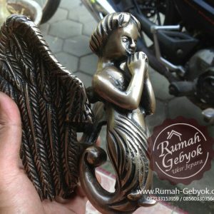 ketukan pintu bentuk peri