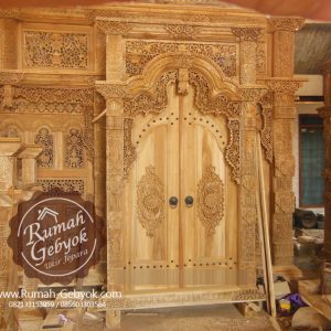 Gapura Gebyok pintu matahari