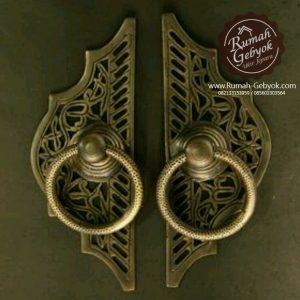 Tarikan / Handle Pintu Gebyok Antik, 100% terbuat dari bahan kuningan asli, dibuat oleh pengrajin kuningan yang sudah ahli dan berpengalaman. Bahan full kuningan Finishing antik Diameter 8,5cm / 7,5cm Untuk pembelian item ini , Anda akan menerima 1 set / sepasang Handle / Tarikan pintu Gebyok GBY 22 Jika ada yang mau di tanyakan jangan sungkan untuk mengbungi kontak kami. Untuk menghindari refund (pengembalian dana), mohon sebelum melakukan pemesanan, silahkan hubungi kami terlebih daluhu untuk memastikan Stock Produk tersedia. PACKING & PENGIRIMAN dengan packing kardus tebal dan diberi gumpalan kertas koran bekas, tahan goncangan, sehingga aman sampai tujuan. Pengiriman dilakukan setiap hari, kecuali tanggal Merah pada Kalender. Khusus hari Sabtu, pengiriman hanya dilakukan pada pagi hari, jadi Orderan yang masuk hari Sabtu setelah jam 9 pagi, akan dikirim pada hari Senin (hari Minggu agen JNE tutup). Kami hanya mengunakan JNE untuk pengiriman. Jika Anda memilih JNE layanan YES (Yakin Esok Sampai), belum tentu barang yang Anda pesan sampai ke alamat tujuan dalam waktu 1 hari. Jika Orderan masuk ke kami sore/malam hari, tentu kami kirim keesokan harinya. Jika barang yang diorder masih proses produksi, kami akan segera kirim & respon orderan Anda secepatnya.