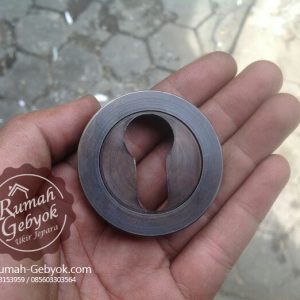 Lubangkuncikuninganantikmotifpolos